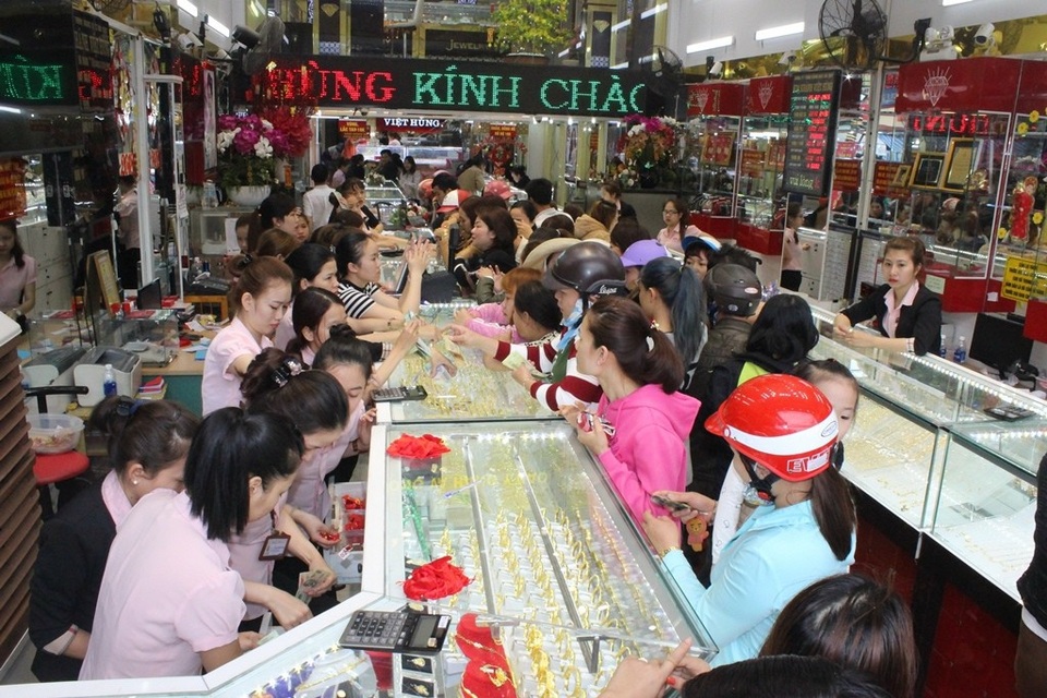 Ngày Vía Thần Tài: Cửa hàng đông đặc, nhà vàng trúng đậm - 9 Chật kín người mua vàng mong may mắn trong năm mới