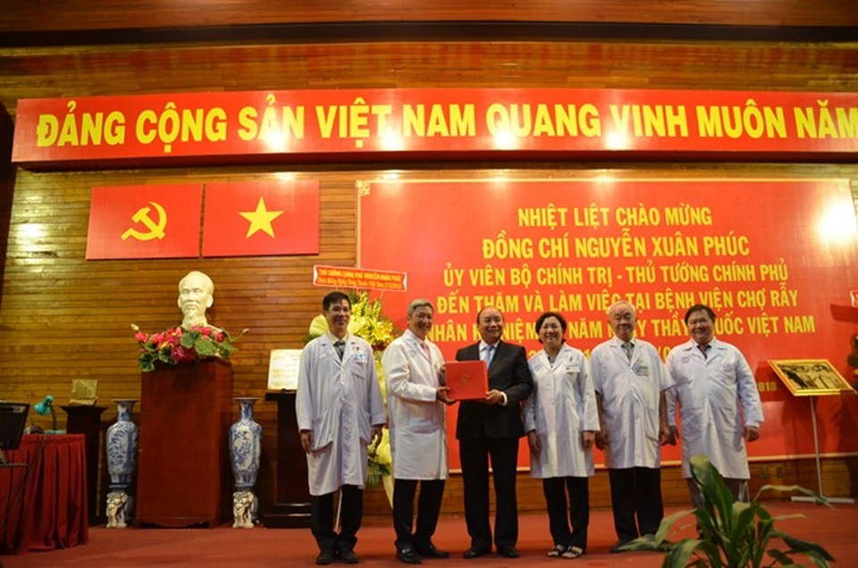 Thủ tướng Nguyễn Xuân Phúc chúc mừng các bác sĩ Bệnh viện Chợ Rẫy nhân ngày 27-2 - 2 Thủ tướng tặng quà cho các bác sĩ BV Chợ Rẫy.