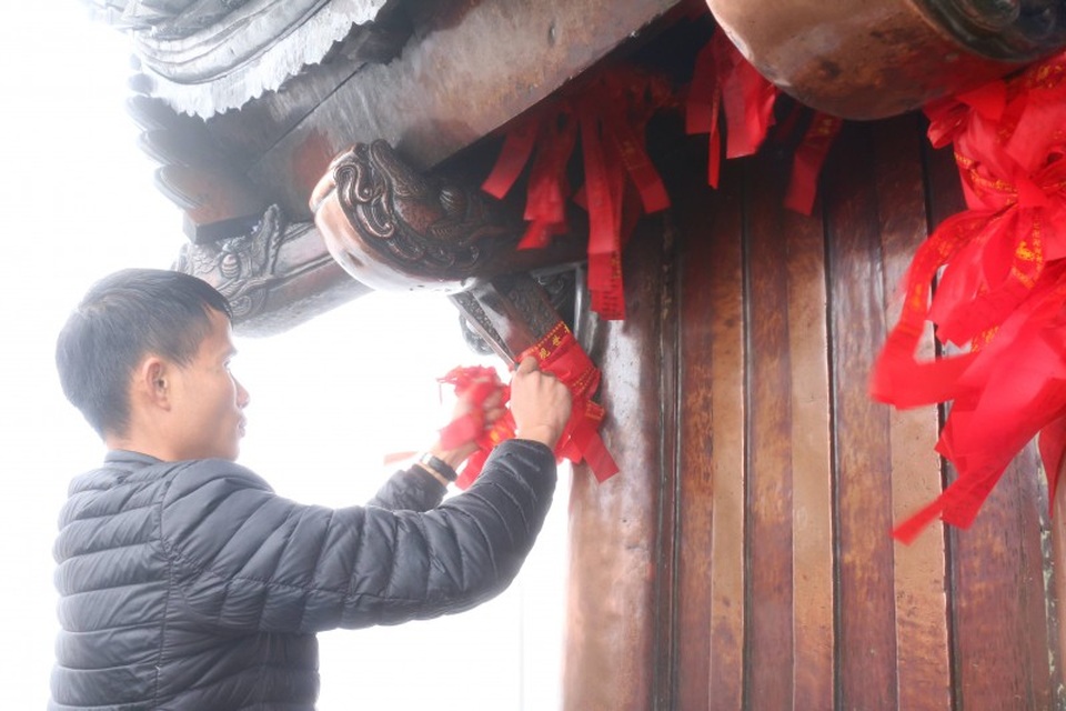Xoa tiền xu, nhét tiền giấy, buộc dây "lạ" tại chùa Đồng Yên Tử - 11 Năm nay, nhiều du khách phát sinh ra hành động buộc dây đỏ lạ lên trên kiến trúc chùa Đồng để cầu may