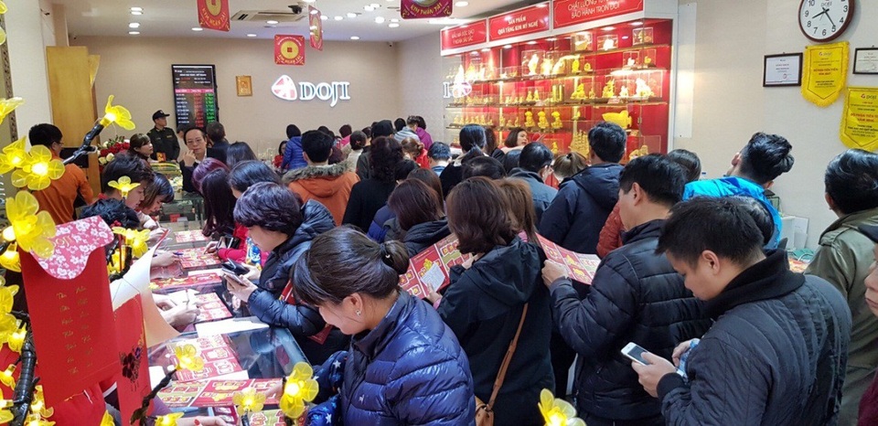 Rạng sáng ngày Vía Thần Tài, dòng người nườm nượp mua vàng cầu may - 2 Rạng sáng ngày Vía Thần Tài, dòng người nườm nượp mua vàng cầu may - 2