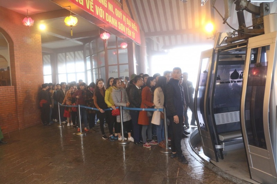Xoa tiền xu, nhét tiền giấy, buộc dây "lạ" tại chùa Đồng Yên Tử - 3 Ga cáp treo lên chùa Đồng chật kín nhưng không xảy ra tình trạng chen lấn, xô đẩy