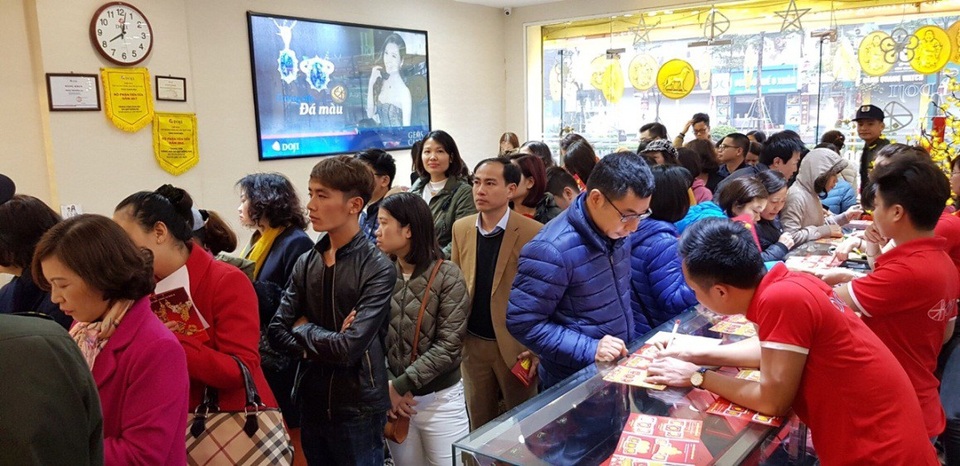 Rạng sáng ngày Vía Thần Tài, dòng người nườm nượp mua vàng cầu may - 3 Rạng sáng ngày Vía Thần Tài, dòng người nườm nượp mua vàng cầu may - 3