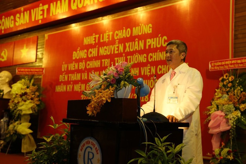 Thủ tướng Nguyễn Xuân Phúc chúc mừng các bác sĩ Bệnh viện Chợ Rẫy nhân ngày 27-2 - 4 Phó GS.TS Nguyễn Trường Sơn-Giám đốc BV Chợ Rẫy phát biểu.