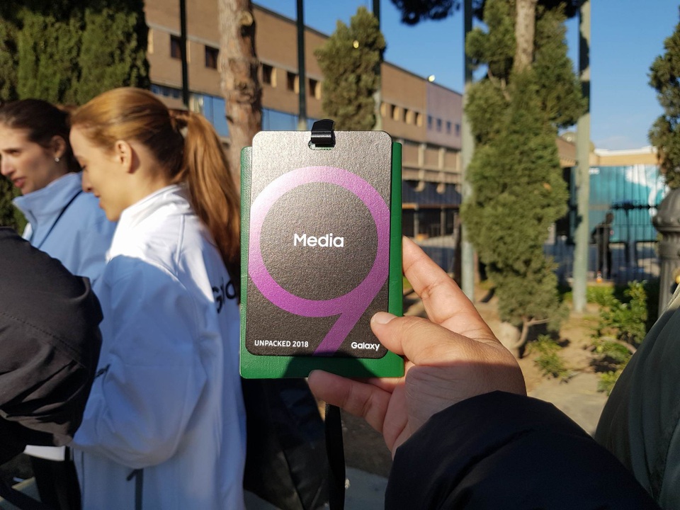 Samsung ra mắt bộ đôi Galaxy S9, S9 Plus với camera nâng cấp ấn tượng - 4 Hiện tại đã có khoảng hàng trăm phóng viên đến từ các quốc gia trên thế giới đang khẩn trương xếp hàng để nhận thẻ và sẵn sàng tiến vào sự kiện