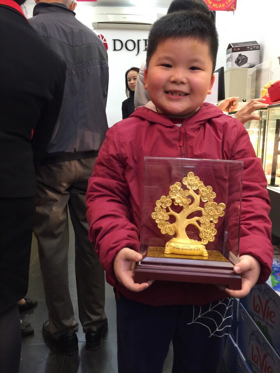 Rạng sáng ngày Vía Thần Tài, dòng người nườm nượp mua vàng cầu may - 4 Rạng sáng ngày Vía Thần Tài, dòng người nườm nượp mua vàng cầu may - 4