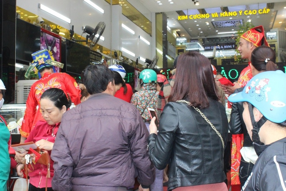 Ngày Vía Thần Tài: Cửa hàng đông đặc, nhà vàng trúng đậm - 12 Dù đến gần trưa nhưng người mua vàng vẫn vào ra không kể