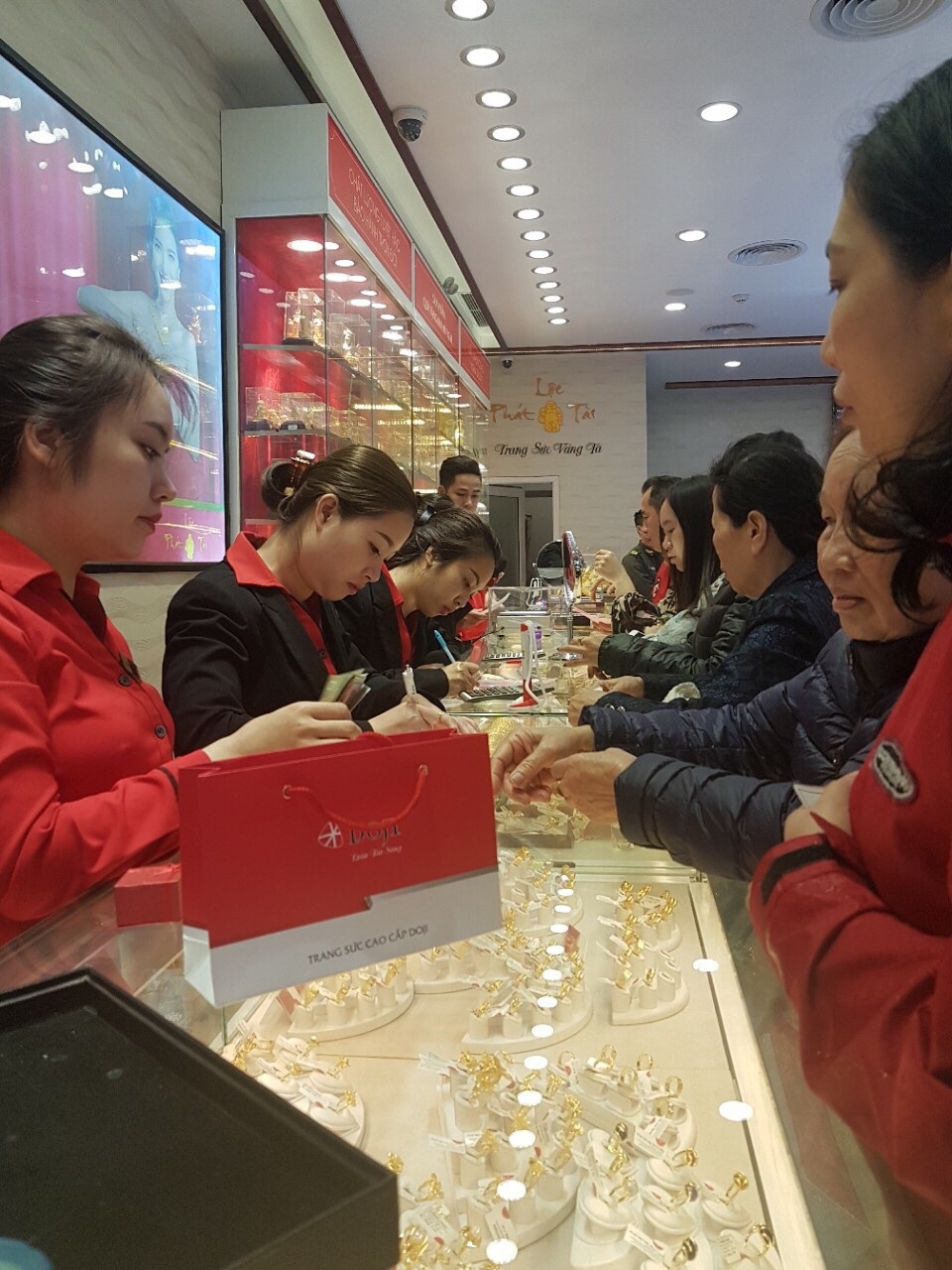 Rạng sáng ngày Vía Thần Tài, dòng người nườm nượp mua vàng cầu may - 6 Rạng sáng ngày Vía Thần Tài, dòng người nườm nượp mua vàng cầu may - 6