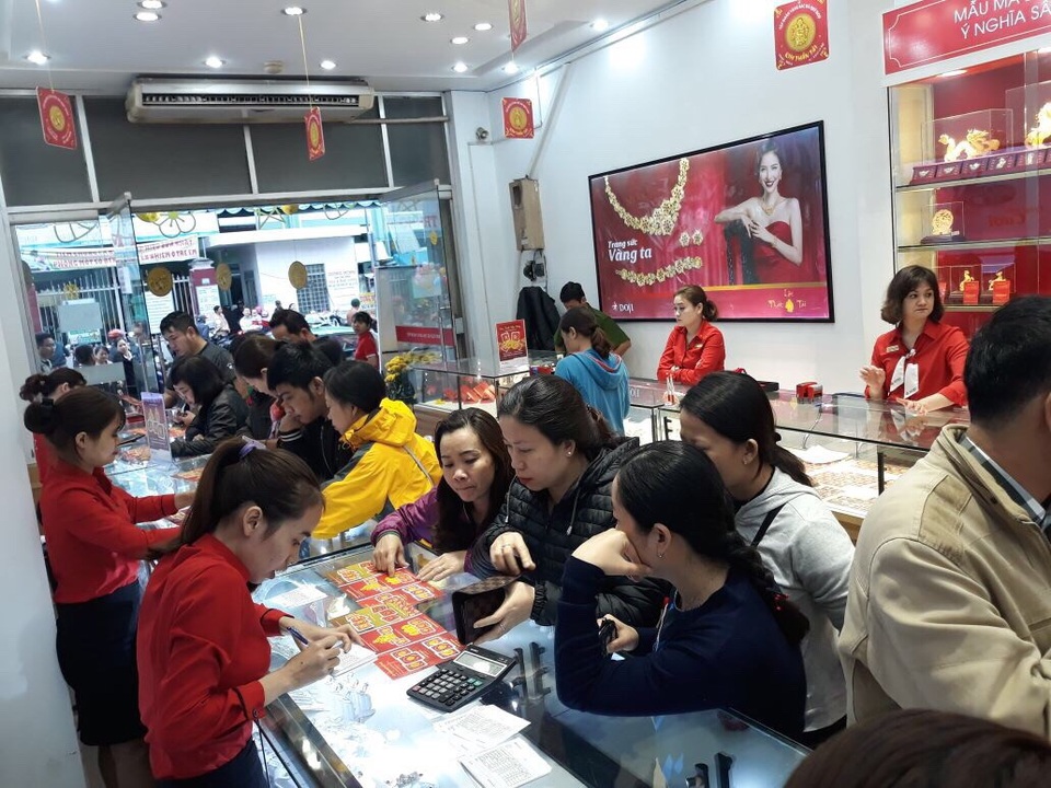 Rạng sáng ngày Vía Thần Tài, dòng người nườm nượp mua vàng cầu may - 7 Rạng sáng ngày Vía Thần Tài, dòng người nườm nượp mua vàng cầu may - 7