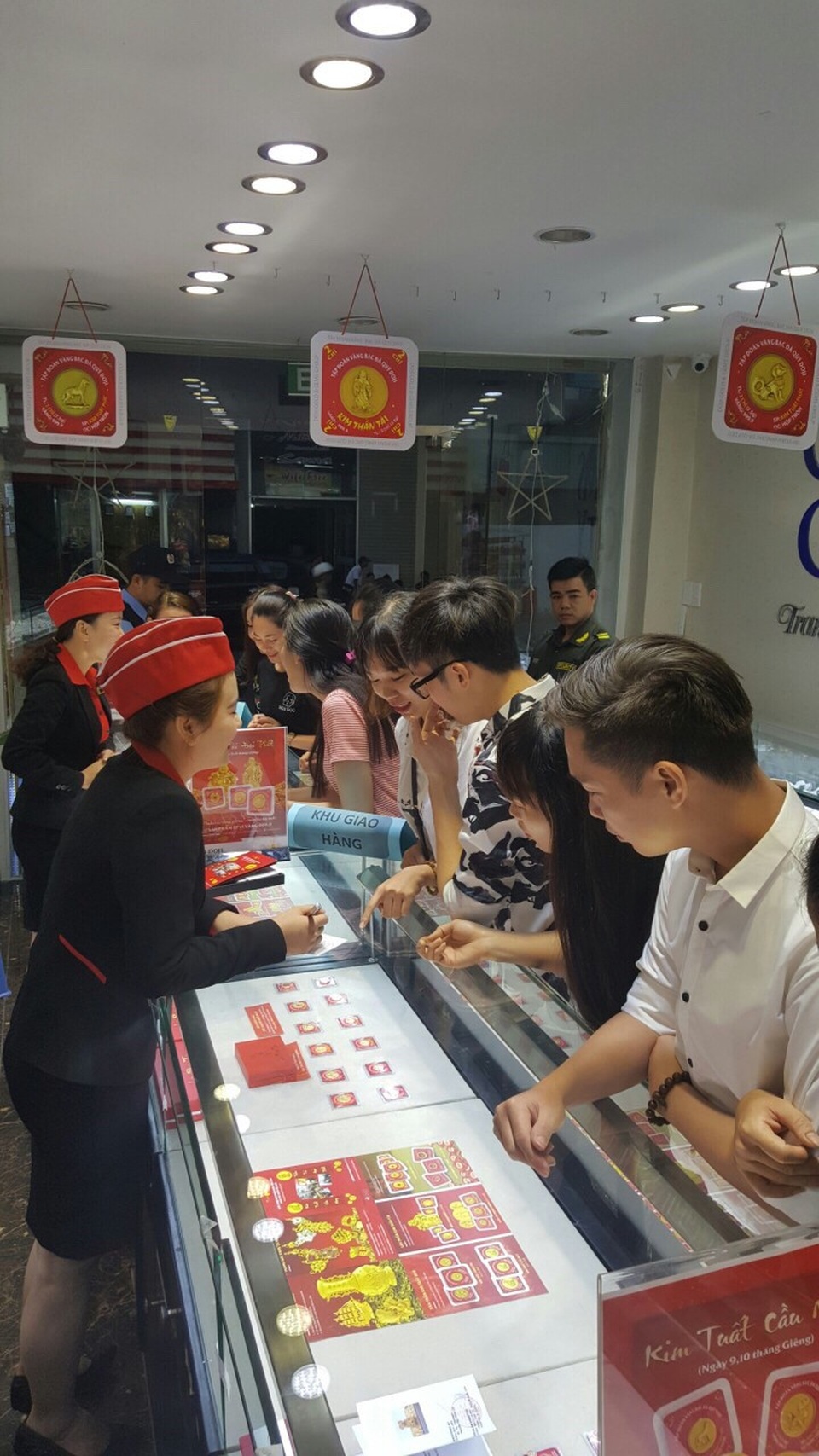 Rạng sáng ngày Vía Thần Tài, dòng người nườm nượp mua vàng cầu may - 8 Rạng sáng ngày Vía Thần Tài, dòng người nườm nượp mua vàng cầu may - 8