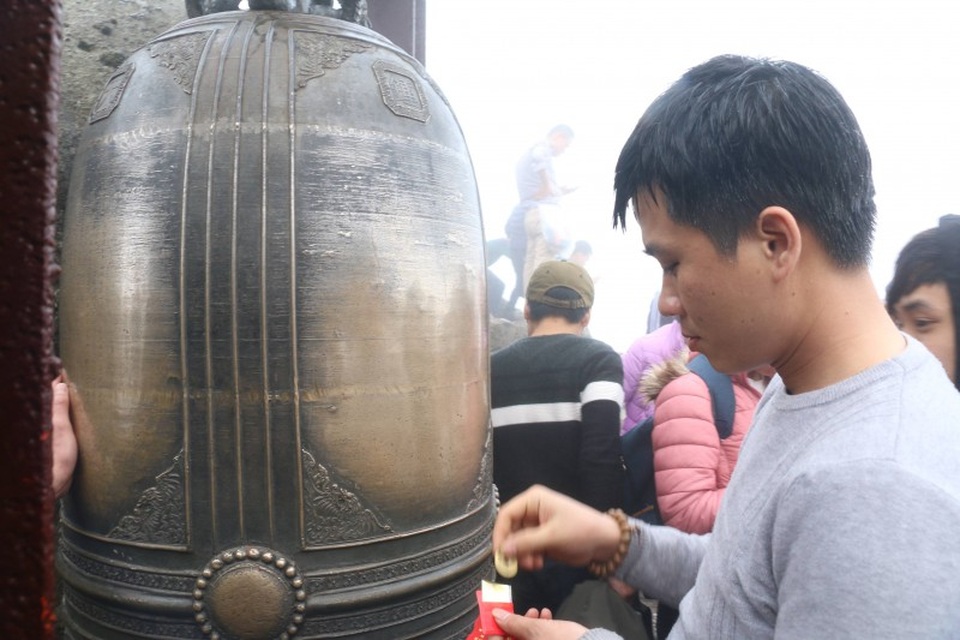 Xoa tiền xu, nhét tiền giấy, buộc dây "lạ" tại chùa Đồng Yên Tử - 9 Xoa tiền xu, nhét tiền giấy, buộc dây "lạ" tại chùa Đồng Yên Tử - 9