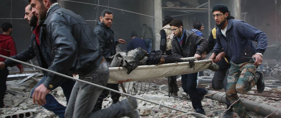 Liên Hợp Quốc thông qua lệnh ngừng bắn sau thảm kịch 500 người chết ở Syria - 1 Lực lượng cứu hộ khiêng một người bị thương sau cuộc tấn công tại khu vực do phiến quân kiểm soát ở Kafr Batna, Syria ngày 6/2 (Ảnh: AFP)