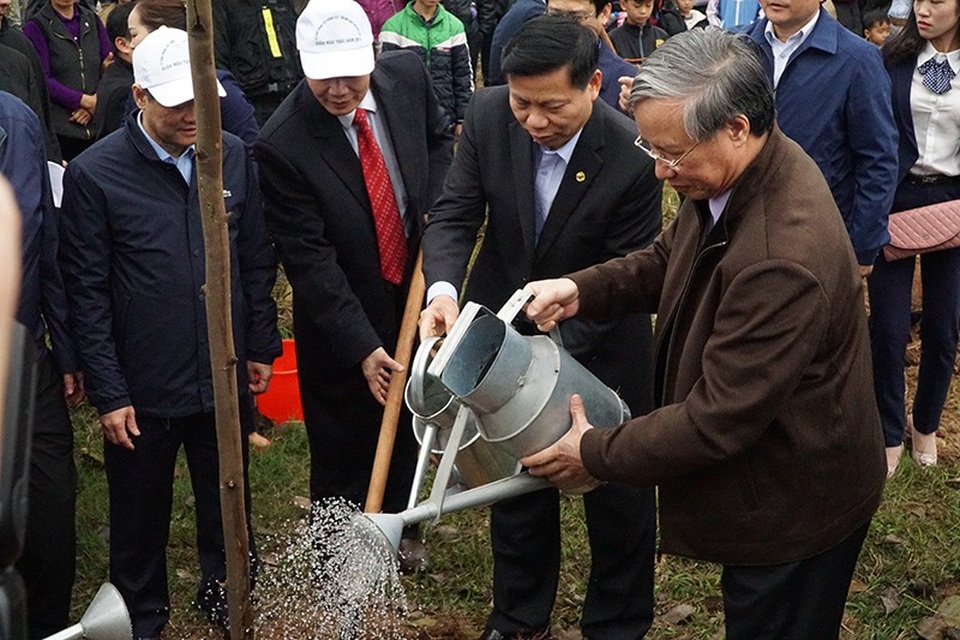 60.000 cây xanh được trồng sau lễ phát động Tết trồng cây ở Bắc Ninh - 2 Ông Trần Quốc Vượng cùng các đại biểu trồng cây lưu niệm.