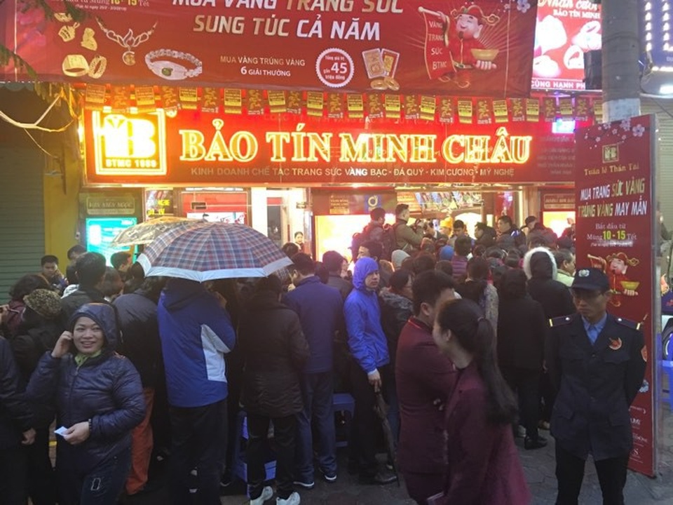 Hà Nội: Xếp hàng từ 5 giờ sáng chờ mua vàng ngày Vía Thần Tài - 1
Theo quan niệm dân gian, mua vàng ngày Vía Thần Tài đem lại may mắn, sung túc cho cả năm nên dù mưa rét nhưng dòng người vẫn nối dài chờ mua vàng từ lúc 5 giờ sáng nay.