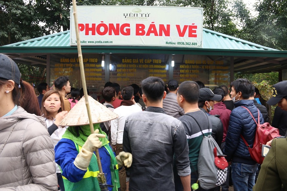 
Sáng 25/2, hàng nghìn du khách từ khắp nơi đổ về Yên Tử trong buổi sáng khai hội. Nhiều người bất ngờ khi phải mua vé tham quan mới được vào danh thắng, lên chùa Đồng hành lễ.
