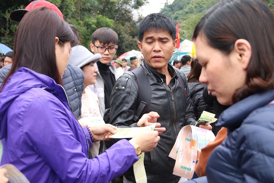 
Đoàn du khách từ Ba Vì (Hà Nội) về Yên Tử từ sáng sớm, tỏ ra khá bất ngờ khi phải mua vé vào danh thắng. Mất bao nhiều công sức mới tới được đây nên phải mua vé chúng tôi cũng chấp nhận. Năm nay tôi thấy Yên Tử có nhiều thay đổi, từ phong cảnh cho đến các công trình danh thắng, một thành viên đoàn du khách cho biết.
