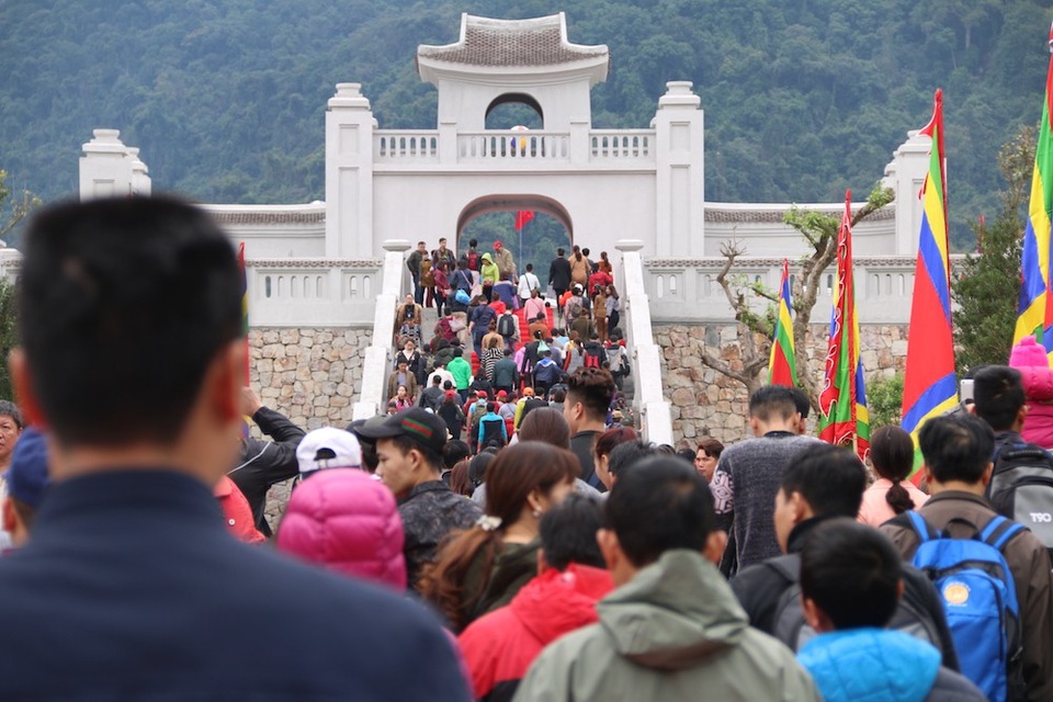 
Các công trình danh thắng ở Yên Tử chật kín du khách trong buổi sáng khai hội.
