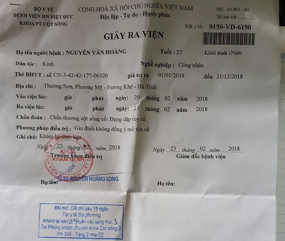 Xót thương cảnh người cha đi xin sữa cho con gặp tai nạn nguy kịch - 5 Vì không xoay đâu ra được tiền để đóng chi phí mổ cho anh Hoàng, gia đình đành xin đưa anh về nhà.