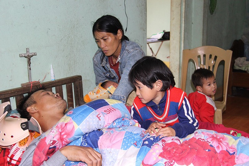 Xót thương cảnh người cha đi xin sữa cho con gặp tai nạn nguy kịch - 7 Nhìn anh Hoàng nằm trên giường bệnh, thương anh đứt ruột nhưng mẹ con chị Hằng chỉ biết ôm nhau bất lực.