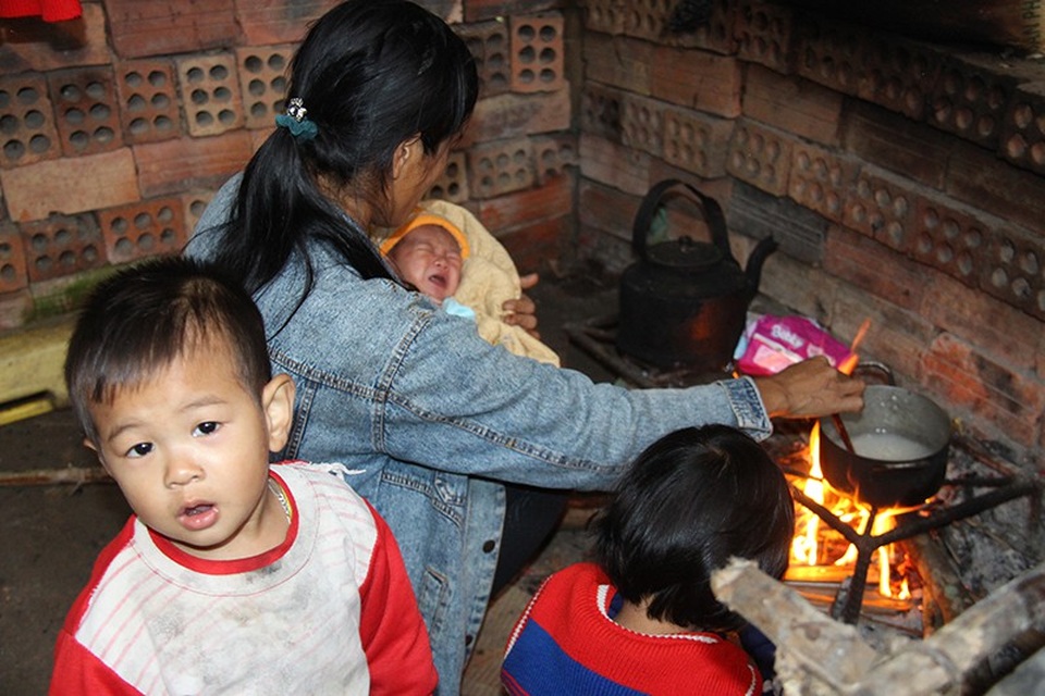 Xót thương cảnh người cha đi xin sữa cho con gặp tai nạn nguy kịch - 10 Vì đói nên đứa bé gào khóc, chị Hằng phải xuống bếp đun nồi cháo loãng cho cháu.