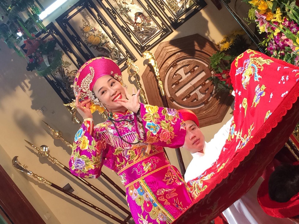 Nữ ca sĩ tái hiện hình ảnh một thanh đồng trong Chiều phủ Tây Hồ.