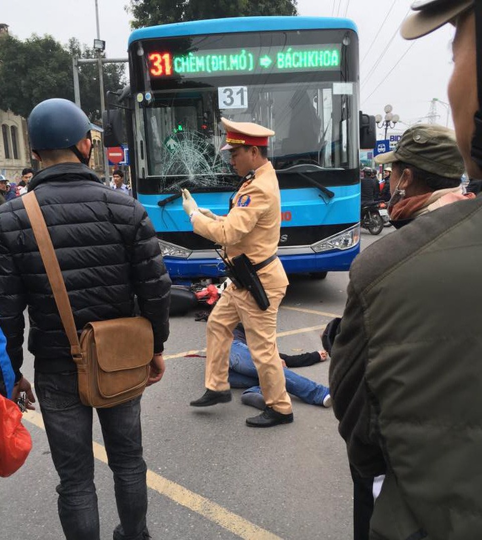 Hà Nội: Xe máy đi ngược chiều tông thẳng vào xe buýt - 2
Phần đầu chiếc xe buýt bị rạn kính, nạn nhân điều khiểu xe máy được đưa đi cấp cứu tại bệnh viện.