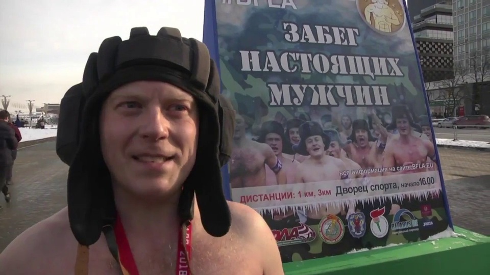 Hàng nghìn “người đàn ông đích thực” cởi trần chạy bộ dưới thời tiết -10 độ C - 3 Sau cuộc đua, người tham gia sẽ nhận huân chương từ phía Liên đoàn Điền kinh Belarus