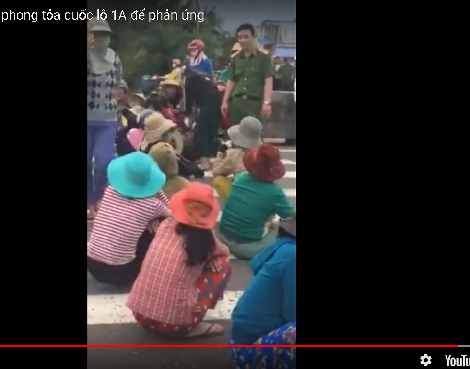Dân dàn hàng ngang trên đường phản đối dự án chế biến thủy sản - 2
Người dân kéo lên tuyến tránh QL1A đoạn qua huyện Phù Mỹ (Bình Định) để phản đối dự án chế biến thủy sản tại địa phương (ảnh chụp từ video clip).