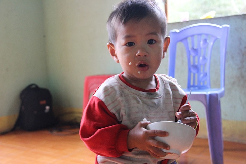 Xót thương cảnh người cha đi xin sữa cho con gặp tai nạn nguy kịch - 9 Chứng kiến cảnh những đứa con anh Hoàng tự bưng bát cơm trắng ăn ngon lành ai cũng rơi nước mắt, có lẽ đối với chúng giờ đủ cơm để ăn là điều may mắn lắm rồi.