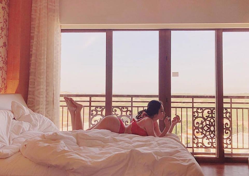 Angela Phương Trinh cũng không chịu thua trên đường đua hở bạo, sexy đến đỏ mặt chẳng kém sao Hollywood. Cô gợi cảm hết nấc với phong cách nóng bỏng vốn gắn liền với mình.