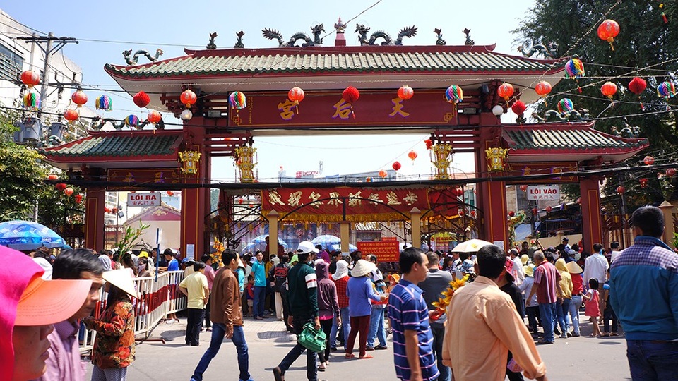 Cạo đầu làm sư giả, đi khất thực tại lễ hội chùa Bà - 2 Chùa Bà Thiên Hậu thu hút khách hành hương từ các nơi đổ về cầu an.