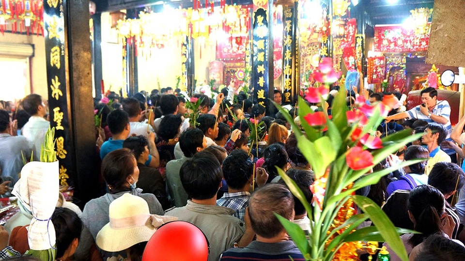 Cạo đầu làm sư giả, đi khất thực tại lễ hội chùa Bà - 3 Có hàng trăm nghìn lượt khách đổ về chùa Bà vào dịp lễ hội đầu năm.