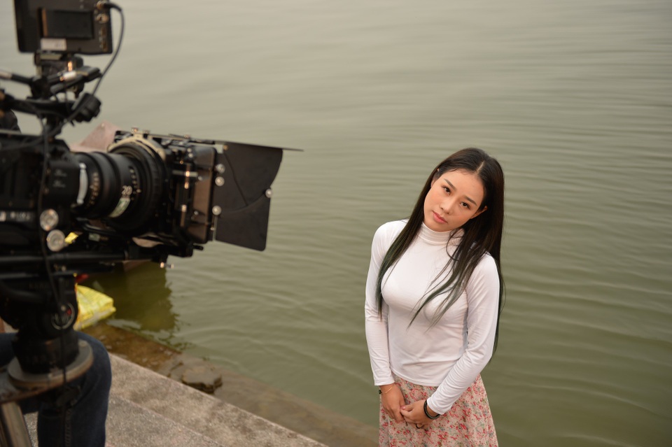 Bà xã Việt Hoàn ngâm mình hàng tiếng dưới nước trong thời tiết 10 độ - 2