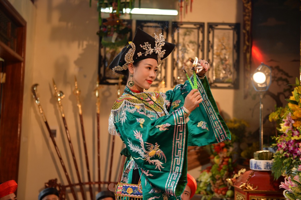 Bà xã Việt Hoàn ngâm mình hàng tiếng dưới nước trong thời tiết 10 độ - 4