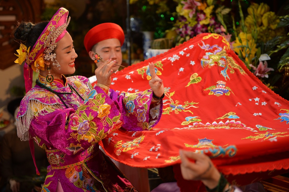 Bà xã Việt Hoàn ngâm mình hàng tiếng dưới nước trong thời tiết 10 độ - 5