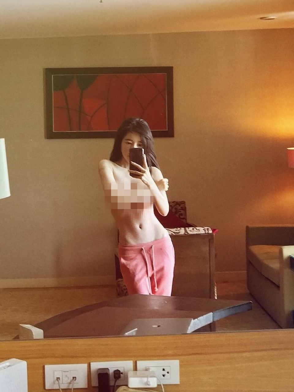 Nhiều cư dân mạng xuýt xoa trước vóc dáng chuẩn của bà mẹ bỉm sữa, có người bình luận rằng: Chị hai con mà sao vẫn đẹp như thiếu nữ 18 vậy.