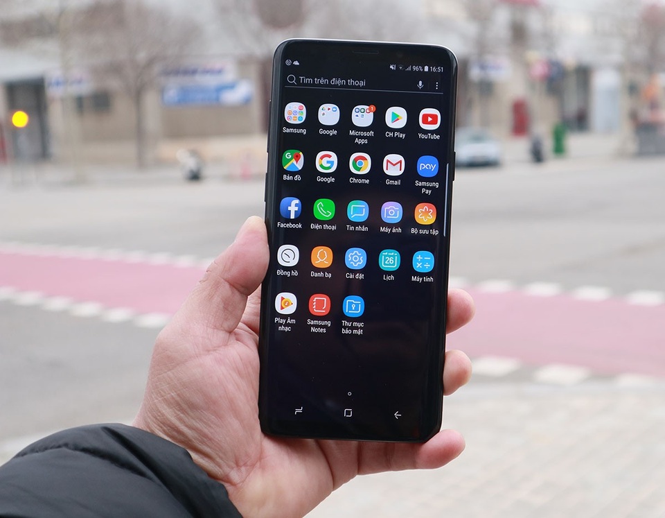 Đập hộp Galaxy S9+ sắp bán tại Việt Nam - 10 Ở mặt trước, máy sử dụng màn hình kích thước 6.2 inch Quad HD theo công nghệ Curved Super AMOLED, tỉ lệ 18.5:9 và mật độ điểm ảnh 570ppi.