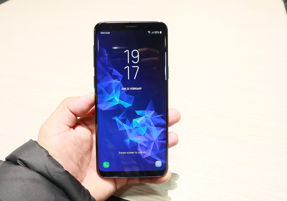 Trên tay Samsung Galaxy S9 có thể tự thay đổi khẩu độ vừa ra mắt - 2
Cụ thể, mặt trước của máy vẫn là một màn hình cong tràn cạnh vô cực với kích thước 5,8 inch. Bộ đôi này vẫn sử dụng công nghệ Super AMOLED với độ phân giải 2K tỷ lệ 18,5:9 (2960x1440). Màn hình này có khả năng tự động cân chỉnh độ tương phản nâng cao, người dùng có thể sử dụng thiết bị của mình ngay cả khi có ánh mặt trời trực tiếp
