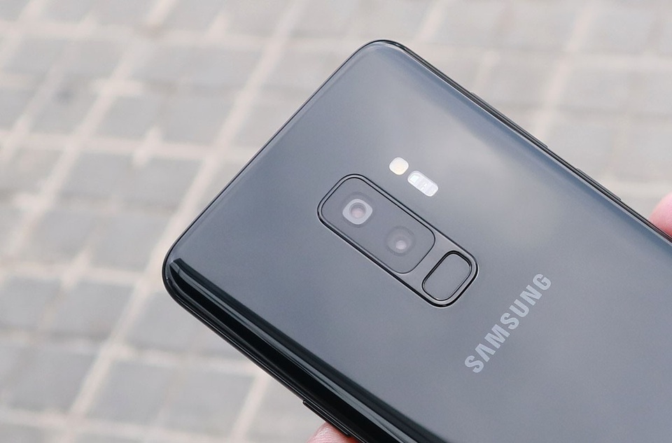Đập hộp Galaxy S9+ sắp bán tại Việt Nam - 4
Thay đổi đáng kể nhất ở mặt lưng này là vị trí của cảm biến vân tay được sắp xếp lại, nằm gọn gàng bên dưới camera giúp cho việc thao tác nhanh chóng và thuận tiện hơn thế hệ trước. Đây cũng là một cải tiến phù hợp, giúp người dùng tránh làm bẩn ống kính.