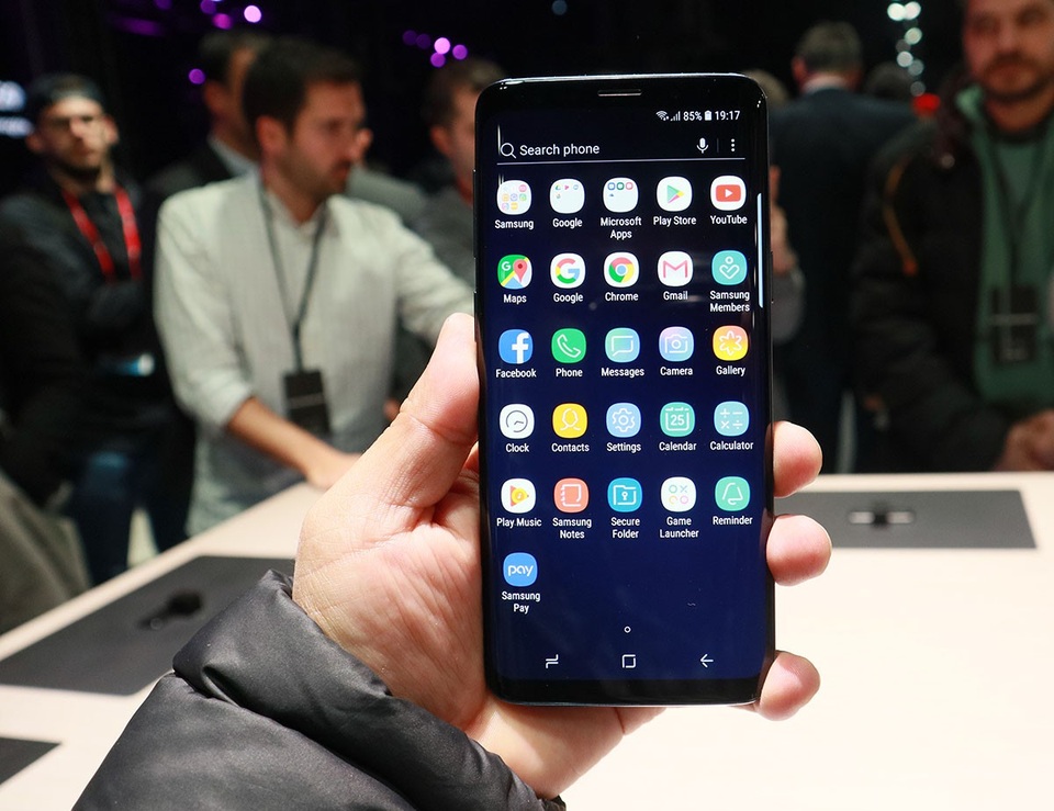 Trên tay Samsung Galaxy S9 có thể tự thay đổi khẩu độ vừa ra mắt - 8
Về cấu hình, Galaxy S9 trang bị thế hệ vi xử lý Exynos 9810, RAM 4 GB, khả năng kháng nước, kháng bụi IP68, và sạc không dây đặc biệt. Đáng chú ý khe thẻ nhớ mở rộng lên đến 400GB với thẻ nhớ rời Micro SD.