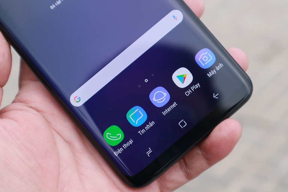 Đập hộp Galaxy S9+ sắp bán tại Việt Nam - 12
Phiên bản bán tại Việt Nam sẽ trang bị vi xử lý Exynos 9810 trên chu trình 10nm, 6 GB RAM và bộ nhớ trong 64 GB. Thiết bị này cũng lần đầu tiên hỗ trợ khe cắm thẻ nhớ mở rộng lên đến 400 GB.