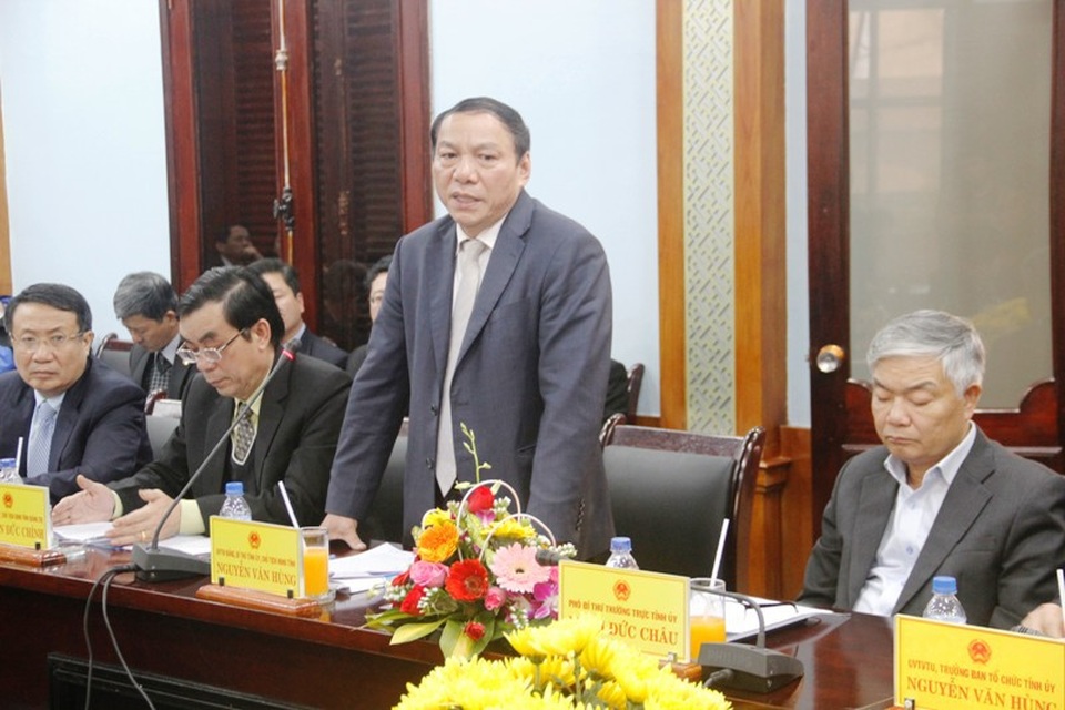 Phó Thủ tướng Vũ Đức Đam làm việc với lãnh đạo tỉnh Quảng Trị - 2
Bí thư Tỉnh ủy Nguyễn Văn Hùng báo cáo với Phó thủ tướng một số nét nổi bật trong phát triển kinh tế