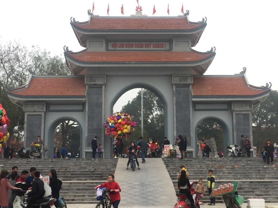 Nghiêm cấm quan họ "ngả nón xin tiền" - 1
Cổng chính vào trung tâm lễ hội trên Đồi Lim