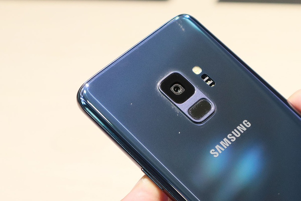 Trên tay Samsung Galaxy S9 có thể tự thay đổi khẩu độ vừa ra mắt - 3
Thay đổi đáng chú ý nhất ở mặt sau đó cum camera của Galaxy S9, S9+ được thiết kế theo chiều dọc, và lcảm biến vân tay được dời về bên dưới camera, điều mà các fan trung thành của Samsung mong chờ bởi nó thuận tiện và tránh làm bẩn ống kính.