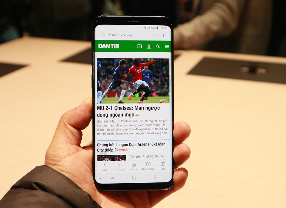 Trên tay Samsung Galaxy S9 có thể tự thay đổi khẩu độ vừa ra mắt - 9
Về cấu hình, Galaxy S9 trang bị thế hệ vi xử lý Exynos 9810, RAM 4 GB, khả năng kháng nước, kháng bụi IP68, và sạc không dây đặc biệt. Đáng chú ý khe thẻ nhớ mở rộng lên đến 400GB với thẻ nhớ rời Micro SD.