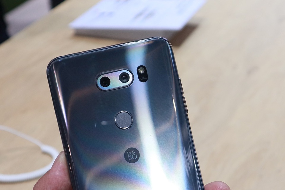 Trên tay LG V30S, mẫu smartphone lần đầu có AI của LG tại MWC 2018 - 5 Điểm mới nhất trên thế hệ V30S lần này đó là AI Cam lần đầu tiên được hãng này đưa ra giới thiệu khách tham qua. Nền tảng trí tuệ nhân tạo của LG được áp dụng trên hệ thống camera kép chính 16 MP có khẩu độ lớn f/1.6 và 13 MP khẩu độ f/1.9.