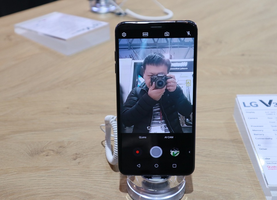 Trên tay LG V30S, mẫu smartphone lần đầu có AI của LG tại MWC 2018 - 8 Ngoài ra, một chức năng cũng đáng kể đến trong phiên bản mới là Bright Mode, tận dụng AI để giúp các bức ảnh tốt hơn trong môi trường thiếu sáng. Tính năng này sẽ sử dụng thuật toán để phân tích bức ảnh và đưa ra phương án cải thiện độ sáng, giảm nhiễu cho bức ảnh...