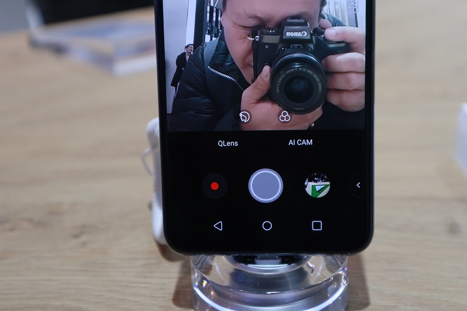 Trên tay LG V30S, mẫu smartphone lần đầu có AI của LG tại MWC 2018 - 6 AI Cam sẽ giúp phân tích đối tượng người chụp hình và đưa ra 8 chế độ chụp ảnh phù hợp, như chụp chân dung, phong cảnh, đô thị, hoa cỏ, bình minh, thức ăn hay hoàng hôn. Ở mỗi chế độ máy sẽ đưa ra những phương án giúp cho bức ảnh nổi bật hoặc chủ thể nổi bật trong từng khung ảnh.