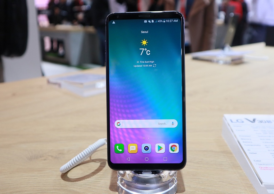 Trên tay LG V30S, mẫu smartphone lần đầu có AI của LG tại MWC 2018 - 2 Ở mặt trước, phiên bản năm nay vẫn sử dụng màn hình OLED kích thước 6 inch, tỷ lệ 18:9, mật độ điểm ảnh 538ppi, tương tự thế hệ cũ.