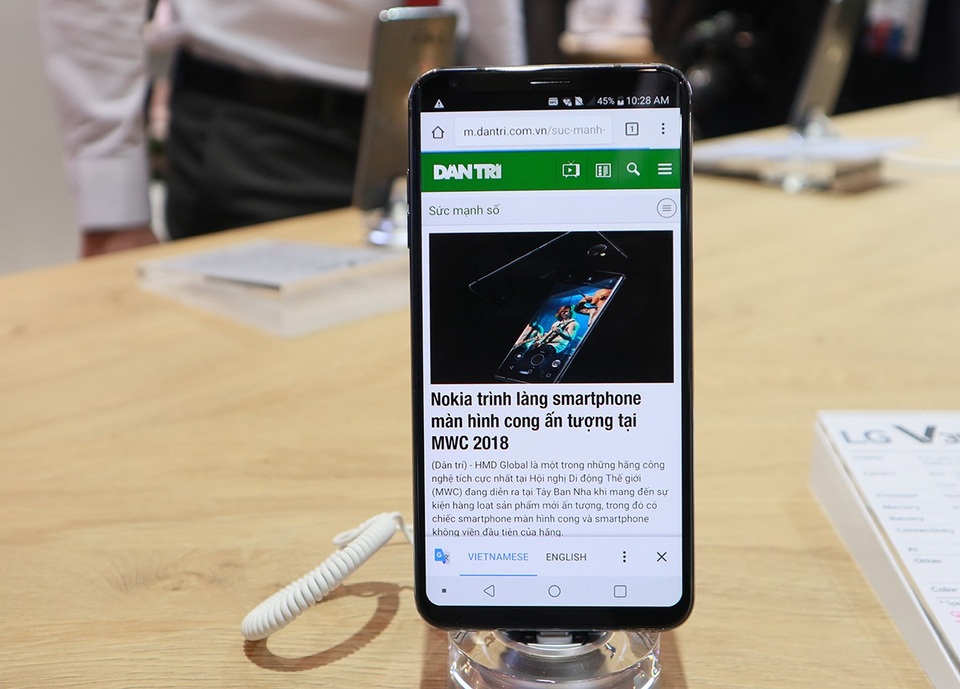 Trên tay LG V30S, mẫu smartphone lần đầu có AI của LG tại MWC 2018 - 3 Năm nay, cấu hình của máy cũng được cải tiến đôi chút, nâng RAM lên 6 GB thay vì 4 GB như trước đây. Đồng thời, bộ nhớ của máy cũng mở rộng, nâng mức tùy chọn từ 128 GB và 256 GB.