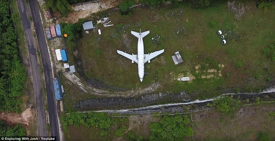 Bí ẩn chiếc máy bay nguyên vẹn "từ trên trời rơi xuống" đảo Indonesia - 1
Chiếc máy bay Boeing 737 xuất hiện bí ẩn trên cánh đồng Bali. (Ảnh: Youtube)